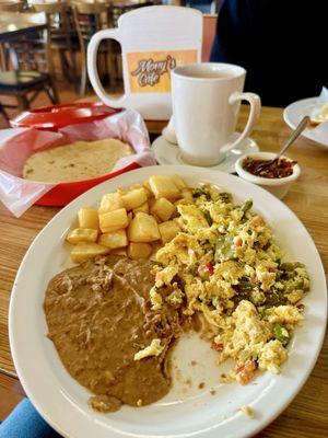Nopales and huevo plate con cafecito.