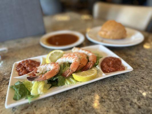 Wonderful shrimp cocktail appetizer to start out my meal... very good...