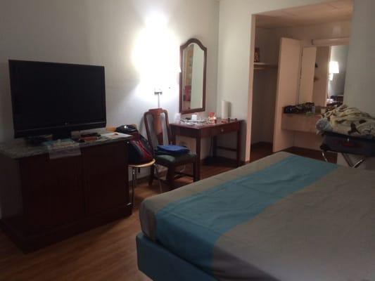 King size bed, decent flat screen TV, air conditioning works well but the room is pretty neat up.