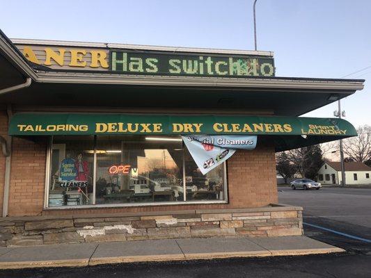 Deluxe Dry Cleaners & Shirt Laundry