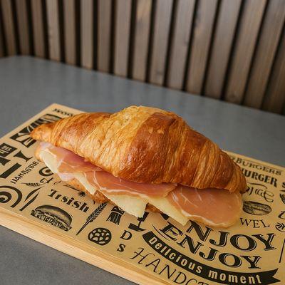 Croissant de Jamon Serrano y Queso Manchego.