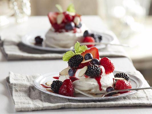 berry pavlova