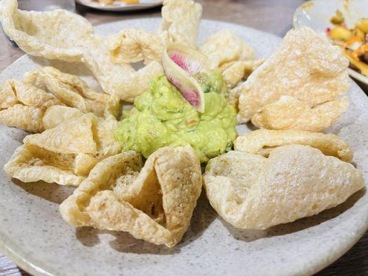 Guac w/ chicharones