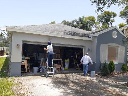 Hola la compania Pro Paint Baez LLC.
Estamos demostrando como pintamos una casa!
Lo hacemos con mucho dedicacion y paciencia.