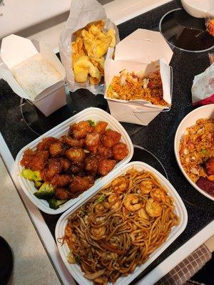 General tso's with broccoli and white rice. Shrimp lo mein. House special fried rice. Crab Rangoon. 12/30/22. All tasty!