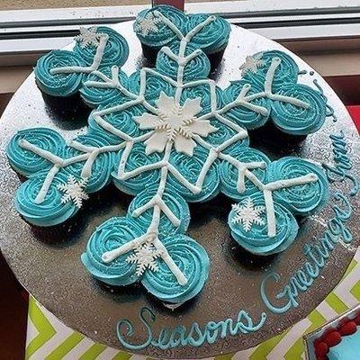 Snowflake cupcake cake