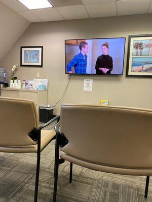 Waiting room playing HGTV. Nice and quiet, always clean.