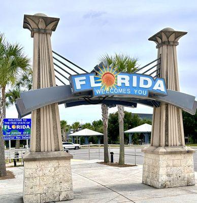 It's great to be back *:。゚ \ (・‿・) /゚*:。゚ home in the sunshine state after the 4 day road trip to New Orleans.