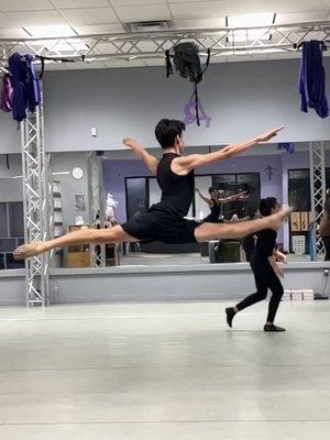 Teacher in training German Gomez in a Turns and Leaps class. Schedule available online inmovementdance.com