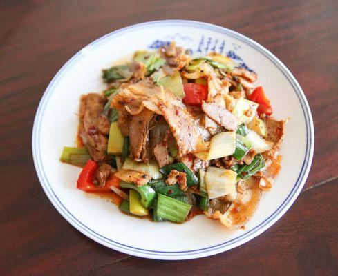 Twice-cooked pork isrichinsauce,withtendersavorymeatslicesandcrispgarlicsproutssalty, slightlyspicy,and full of layers, perfect with rice!