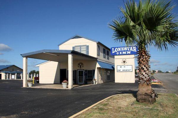 The front of Lonestar Inn