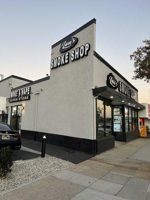 Lou’s Smoke Shop