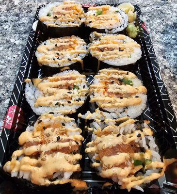 Stinging spicy tuna sushi roll