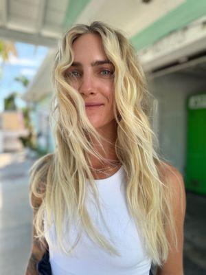 Blonde Highlights, very natural lived - in beach vibes
This service is considered a Full Custom Color, for someone who is already blonde.