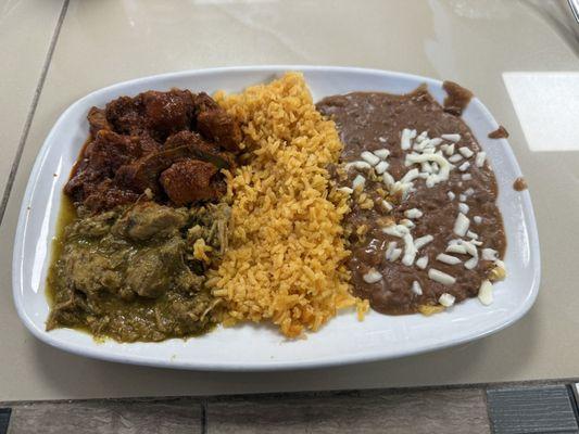 Platillo Guiso (con rojo y verde). Delicious!!!!