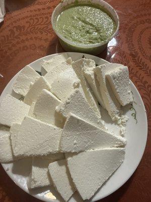 Queso Fresco La Reyna Salsa Verde 8oz