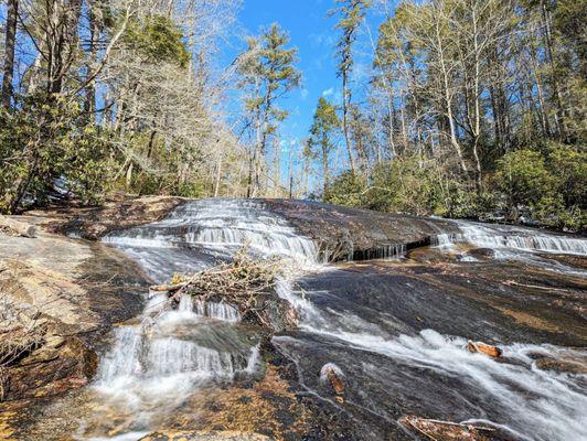 Grassy Creek Falls | Instagram: @telephonesmoothie
