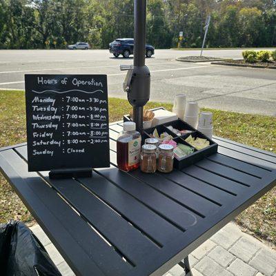 Latest hours in December 2025. The coffee additives are away from the ordering area so plenty of room.