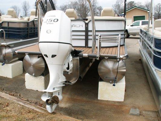 2017 COACH 230RF (FROST WHITE) 2017 HONDA 250HP (WHITE) LIMITED EDITION Motor