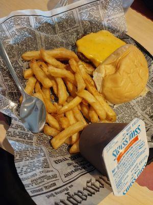 Kids cheeseburger w pudding