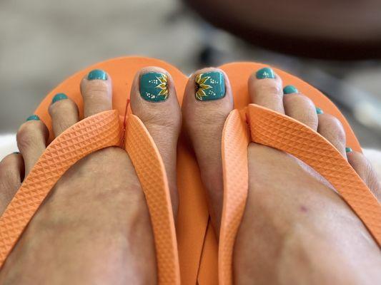 Great Sunflower design on my toes today. A birthday present to me. Top Nails is always ready to accommodate customer requests.