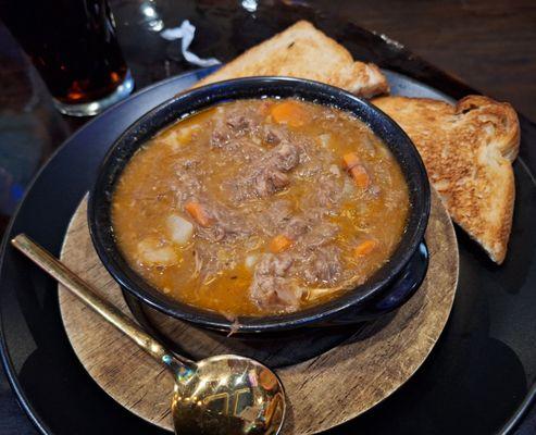 Delicious stew & toast.