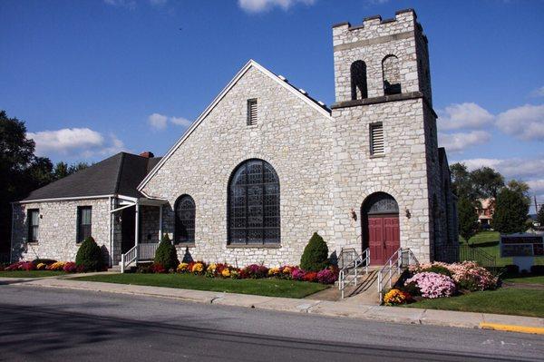Front of Moler Avenue Church Of Brethren where the main entrance is.