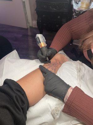 @emi_klinger working an amazing little leg piece.