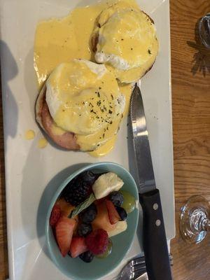 Classic Benedict with fruit