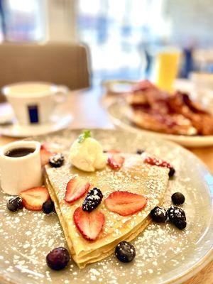 Crepes w/berries