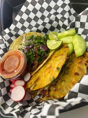 Dos quesabirrias y un taquito de chicharrón