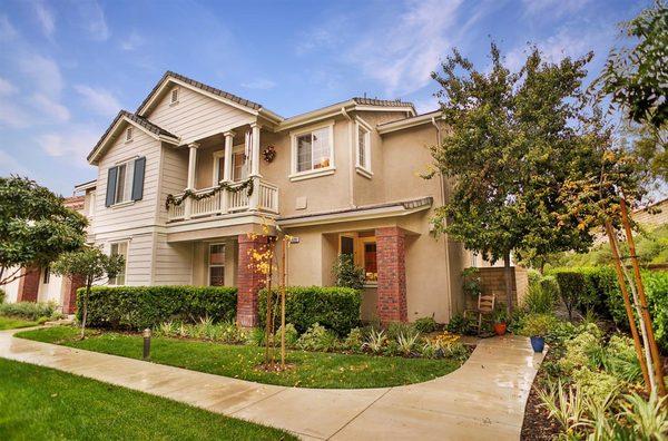 Cozy 3 Bedroom 3 Bath Valencia Townhome nestled in the quaint Creekside Community.