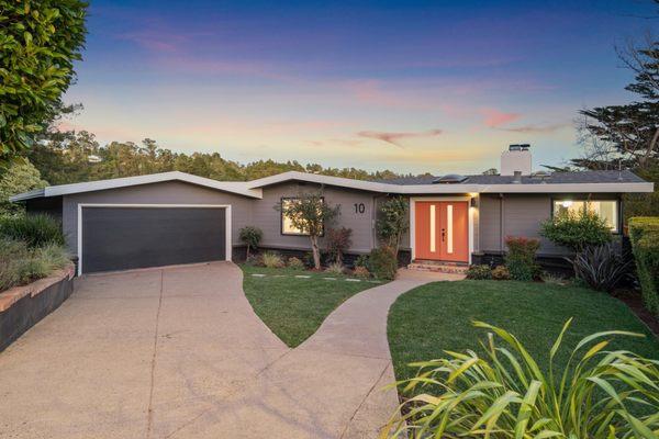 This charming mid-century modern gem in the Oakland Hills was sold with multiple.