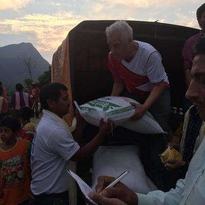 Um saco de arroz para cada família. Quanto tempo vai durar? Até alguém se sensibilizar e mandar outro.
Pr. Welbr dos Santos