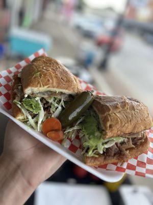 Tortas de pierna de puerco, caseras y deliciosas con chile toreado o chile jalapeño en vinagre