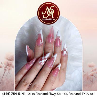 Gilded glamour! Loving the subtle gold accents on these pink and white nails.