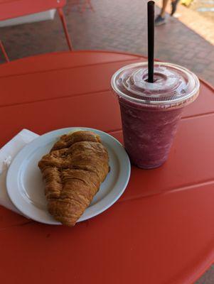 Croissant and blueberry pomegranate smoothie