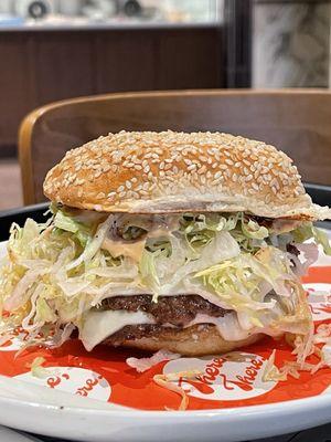 Dream burger (grass-fed beef, usa cheese, patty sauce, onion jam, shredduce)