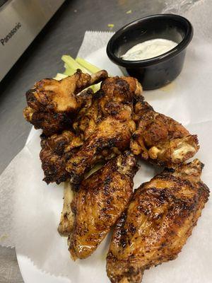 Lemon pepper Alitas con cilantro sauce