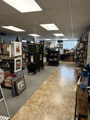 Main room. Home decor, kitchenware, collectibles. Knickknacks