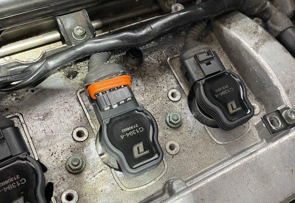 Brand new Broken Coil Connector Clip
Orange "belly" exposed
not making proper contact with plugs/engine