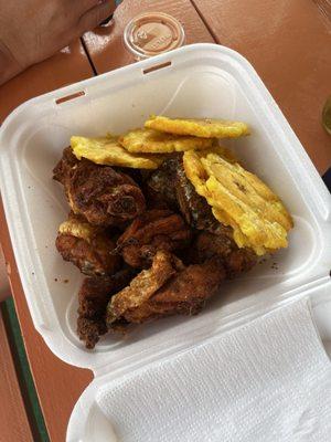 Tostones con chicharon de pollo
