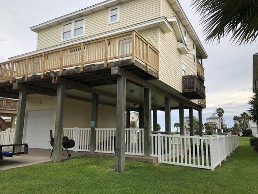 4' tall white vinyl custom cut over slab