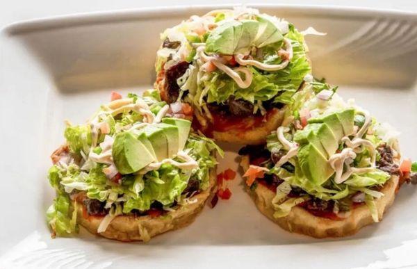 GORDITAS SONORENSE
Three corn gorditas of maseca, with base of beans, steak, chicken, birria, nopales, pork, marinated pork, sausage