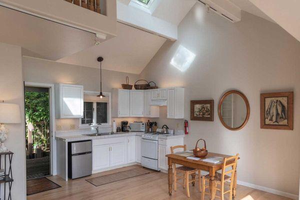 Fully equipped kitchen and dining area