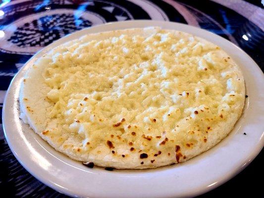 Arepa blanca con queso - $3.50