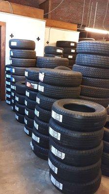 Gran variedad en llantas nuevas y usadas. 
Huge inventory on New and used tires.