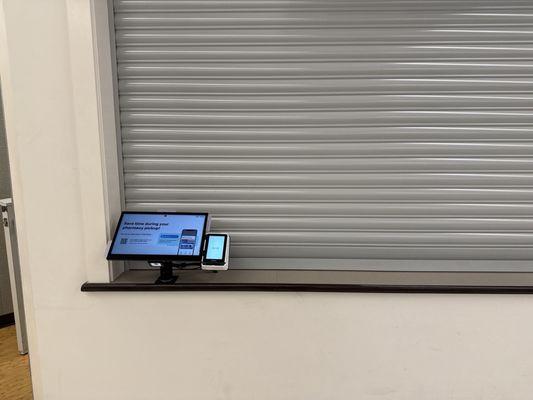 The 1:30-2pm closure for lunch kills me everytime. I'm staying in line.