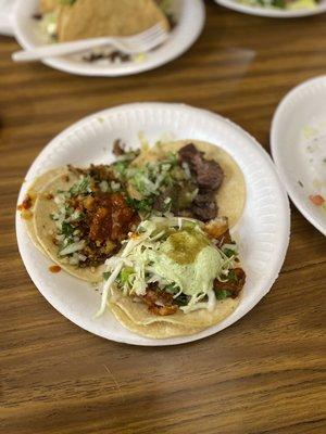 Tacos con pescado, cabeza, al pastor