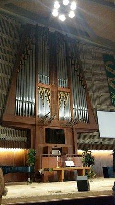 This is one of the prettiest churches I have been in in a while. The architecture is contemporary with lovely landscaping.